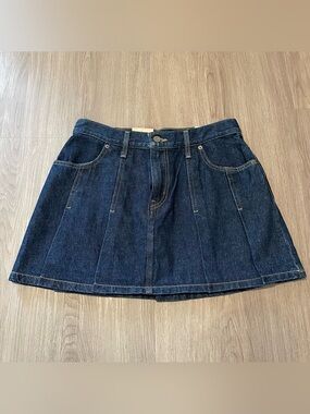 NWT Women’s Levi’s Pleated Skirt Size 29